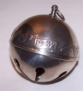 Vintage Wallace Silversmiths 1982 Annual Silver Plated Xmas Bell Ornament - Picture 1 of 2
