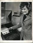 1976 Press Photo Delores Hall, supervisor Office Services Ctr Oregon Dept Revenu