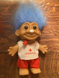 Muñeca Troll Salvavidas Vintage Silbato Rojo Camisa Blanca Pantalones Rojos Pelo Azul 4.5 - Imagen 1 de 4