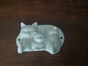 Gancho de pared familiar de cerámica gato vintage Avon 5 1/2"" X 3 1/2"" blanco - Imagen 1 de 4