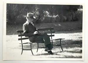 Viejo Fumando Cigarro Inglaterra Reino Unido 7"" x 5"" De Colección B&W Años 60 - Imagen 1 de 1
