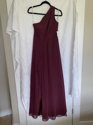 Vestido largo de dama de honor David Bridal Studio de un hombro borgoña/vino talla 4 Foto 1 de 4
