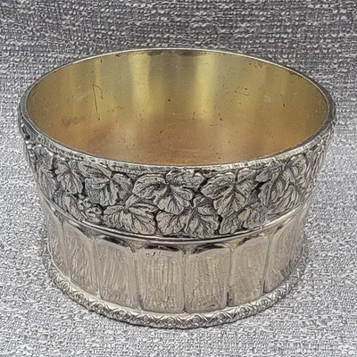 Posavasos de vino de uvas y hojas plateadas/cromadas de colección con fondo de madera y fieltro 4"D Foto 1 de 4