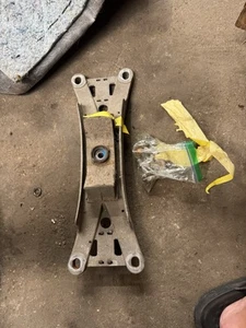 2005-2009 Ford Mustang Gt OEM Manual Transmission Crossmember Mount Bracket - Picture 1 of 1