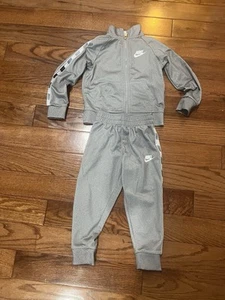 Nike Toddler Set Size 3T - Picture 1 of 2