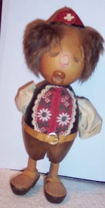 Vintage Schweiz Swiss Casy Boy Holz geschnitzt Figur große Lippen Rotes Kreuz Beanie - Bild 1 von 3