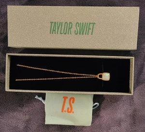 Collar Taylor Swift 2025 HOLIDAY DROP The Life Of A Showgirl Lock  - Imagen 1 de 10