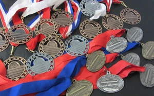 medaglia sport 12 obiettivi rosso bianco blu con bonus riviera nuoto - Foto 1 di 16