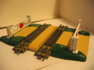 HORNBY DUBLO 3-RAIL -  CUSTOM MADE DOUBLE TRACK Level Crossing-made from 2xD1's