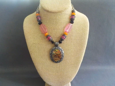 Ожерелье с бусинами Laura Ashley овальная подвеска розовое черное серебристое металлическое всего 1 - Изображение 1 из 4