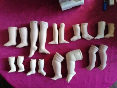 18 verschiedene Puppenbeine Biskuitporzellan 4 Paare und Einzelstücke (groß) - Bild 1 von 4