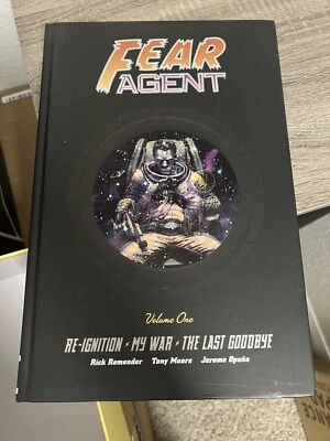 Fear Agent Library Edition Volumen 1 - Tapa Dura de Remender, Rick - Excelente Foto 1 de 2