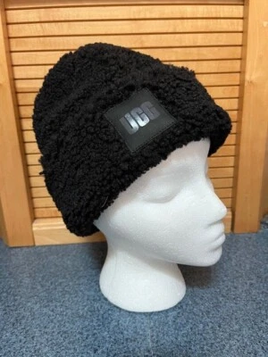 NUEVO CON ETIQUETAS UGG Negro Sherpa Puño Gorro Mujer Cuero LOGO Parche Talla Única Foto 1 de 4