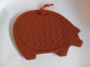 Terra Cotta Red Pottery Flat Pig Trivet With Hanger - Picture 1 of 2