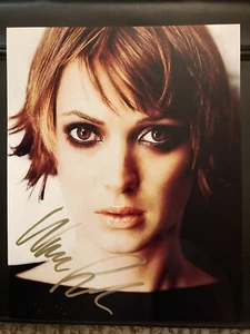 Winona Ryder handsigniertes 8x10 Hochglanz Farbfoto - Bild 1 von 3