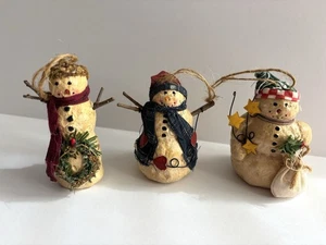 3 adornos navideños de muñeco de nieve de arcilla de papel maché arte popular rural rústico esculpido - Imagen 1 de 14