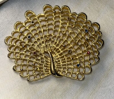 Prendedor/broche vintage de diamantes de cristal multicolor pavo real tono dorado 2 1/2” W 2” L. Foto 1 de 4