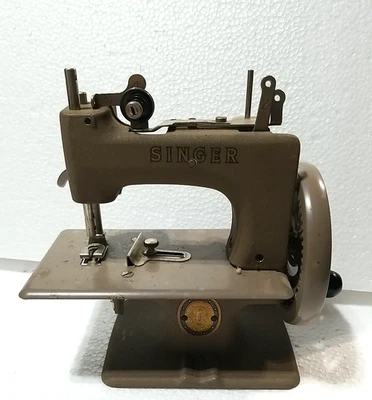 Máquina de coser vintage de manivela de juguete infantil Singer modelo 20 excelente Foto 1 de 4