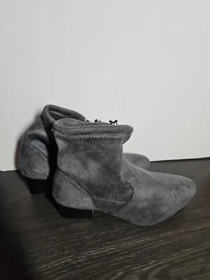 Nuevo sin caja Gina Group Talla 9 Gris Imitación Microgamuza Tacón Bloque Botín al Tobillo  Foto 1 de 4