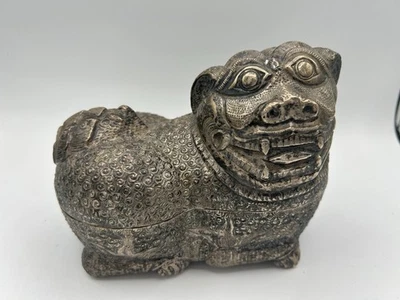 "Antigua caja de betel Foo Dog plateada 900 camboyana - 256 g / 4,5"" de largo - perseguida a mano" Foto 1 de 4