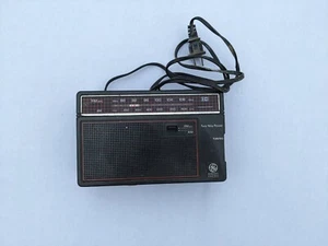Vintage General Electric GE Portable AM/FM Radio Model 7-2660D - Picture 1 of 6