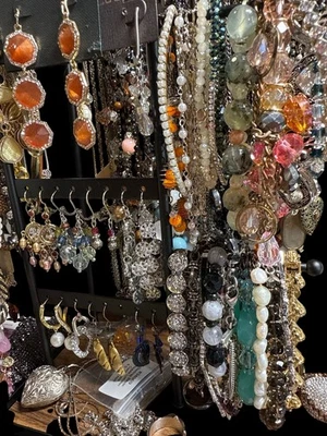 2 Plus LB LOT Of Used Costume Jewelry Vintage to Modern Wearable 25-30 Pieces - Image 1 of 4