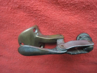 PESTILLO de cuarto de ventana trasero derecho original usado Alfa Romeo Giulietta Giulia Sprint Foto 1 de 4