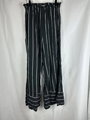 Pantalones Billabong abatibles de pierna ancha. Mujer Talla Mediana. Rayas blancas y negras.  Foto 1 de 4