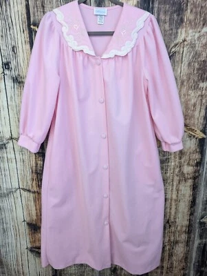 Bata Wolverine vintage para mujer M rosa polar bordado cuello satinado hecha en EE. UU. Foto 1 de 4