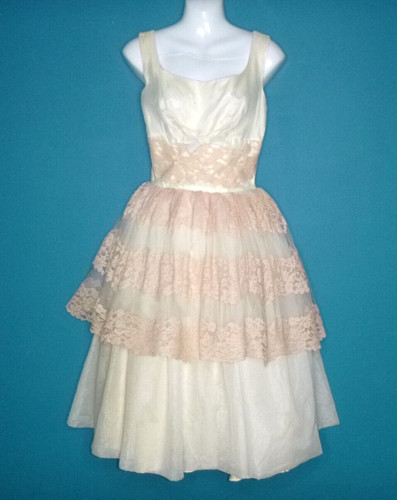 OFF WHITE Abito da festa vintage anni 50 bianco sporco con pizzo rosa cupcake taglia S **HA BISOGNO DI TLC**