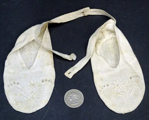 LOVELY! Antique VICTORIAN Very Fine CHILD'S LACE CHRISTENING BOOTIES Soft Shoes - Picture 1 of 1