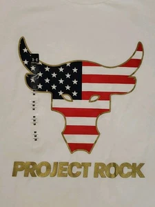 Neu mit Etikett Under Armour UA Project Rock RWB SS Grafik T-Shirt USA Flagge Herren Größe Medium - Bild 1 von 13
