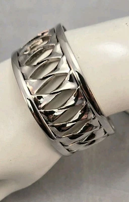 Brazalete Brazalete Grande Recortado Patrón Torcido Tono Plata Metal Firmado Lia Sophia Foto 1 de 4
