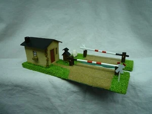 Modelleisenbahn Spur HO , Bahnübergang gerade mit Bahnwärterhaus - Bild 1 von 5