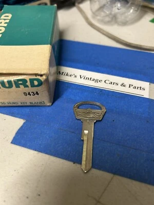 ORIGINAL OEM NOS FORD FAIRLANE LLAVE EN BLANCO HURD GUANTERA MALETERO HECHO EN EE. UU. AÑOS 60 Foto 1 de 4