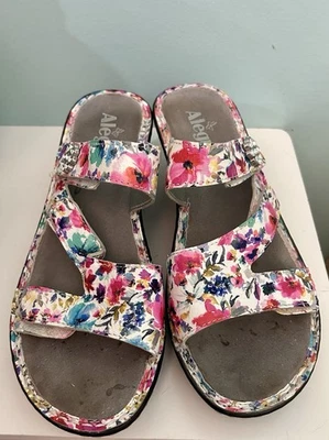 Sandalias de cuña Alegria de cuero con triple correa talla 39 EE. UU. 9 flores de loti florales Foto 1 de 4