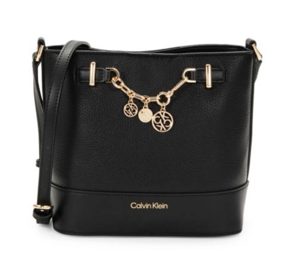 Bolso Bandolera CALVIN KLEINAdrina Logo Charm Negro con Dijes Dorados Foto 1 de 4