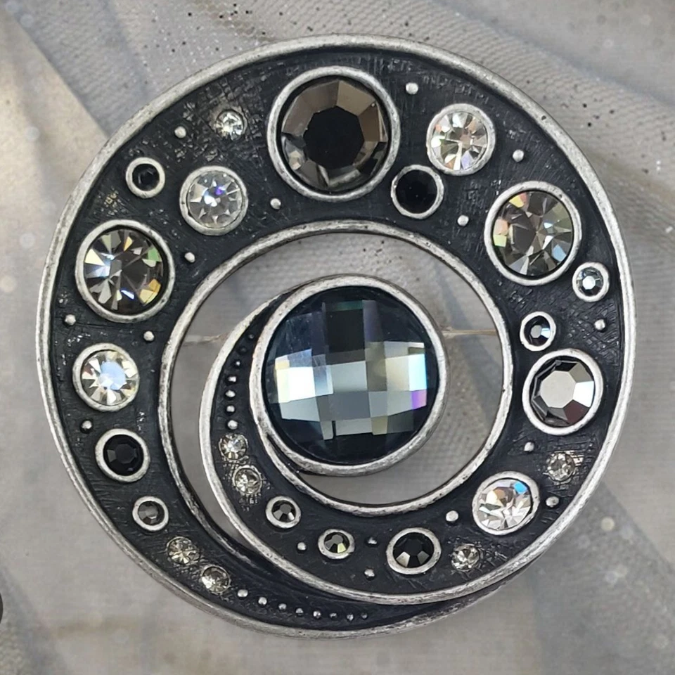 Broche Vintage Lia Sophia Redondo Calado Vidrio Estrás - Tono Plateado Foto 1 de 4