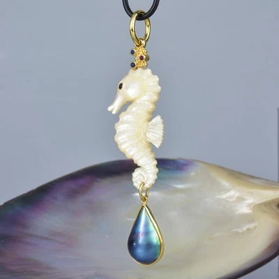 Seahorse Pendant Carved Mother-of-Pearl & Gold Vermeil on Sterling Silver 10.04g - Image 1 of 4