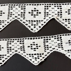 Vintage Hand Crocheted Wide Edging Trim Cotton Lace Off White 8cm wide x 1.40 m - Picture 1 of 3