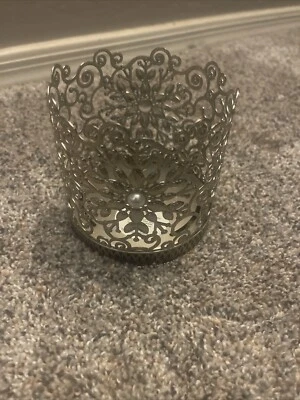 Candelabro Bath & Body Works 3 mechas flor plateada celosía floral perla cuentas Foto 1 de 4