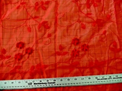 FLORES BORDADAS SOBRE TELA DE POLIÉSTER ORGANZA TRANSPARENTE ROJO POR YARDA Foto 1 de 2