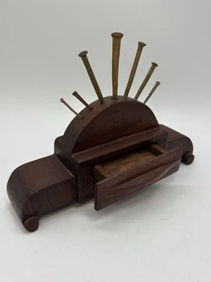 Antiguo soporte de diseño de puercoespín para clavos cuadrados en madera con cajón expositor Foto 1 de 4