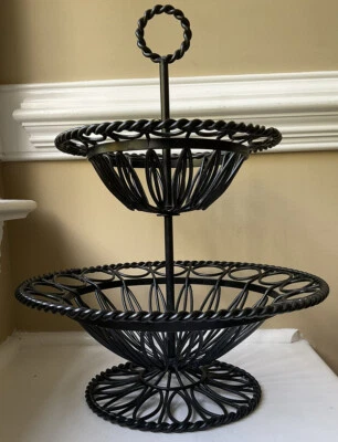 2 层复古黑色金属蔬菜/水果饲养员/碗 17 英寸高 x 14 英寸宽 — 第 1/4 张图片