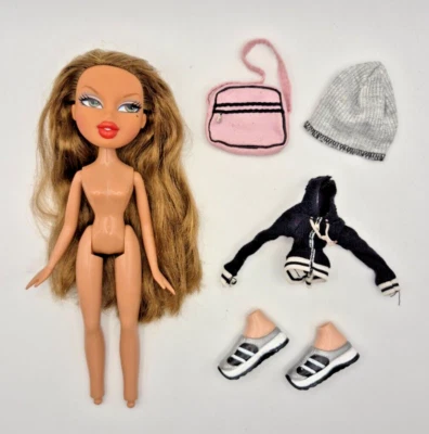 Bratz Slammin' Soccer Yasmin + Sport 'N' Style Fashion Pack 2003 MGA - Image 1 of 4