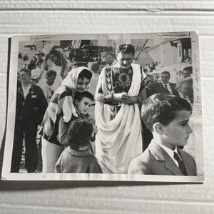 Elizabeth Taylor w/ Children Richard Burton Cleopatra Set Orig 1962 7x9 Photo - Picture 1 of 2