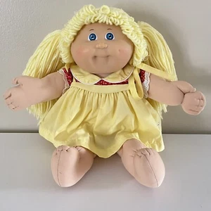 Vintage Cabbage Patch Kinder Puppe blonde Haare gelbes Kleid rot geblümt Original - Bild 1 von 15