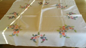 VINTAGE  HAND EMBROIDERED  IRISH LINEN TABLECLOTH - 87 CM SQUARE - Picture 1 of 6