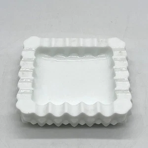 Posacenere quadrato vintage in vetro latte - Foto 1 di 2