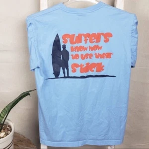Camiseta Priere SURFERS KNOW HOW TO USE THEIR STICK Gráfica Talla Mediana Humor - Imagen 1 de 9